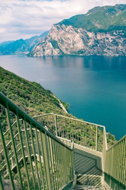 Garda Gölü üzerinde panoramik demir merdiven