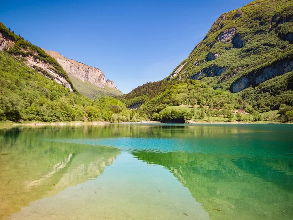 Tenno-søen omgivet af italienske alper . - Stock-foto