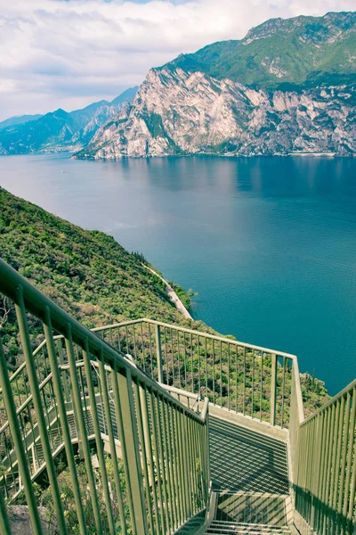 Panoramatické železné schodiště na Lago di Garda — Stock fotografie
