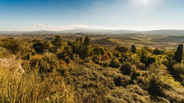 Vew der hügeligen Landschaft in der Toskana. — Stockfoto