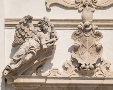 Bir ortaçağ kilise cephesinde taş melek.