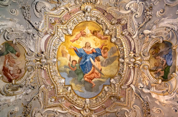 Eski bir Hıristiyan Kilisesi dekore edilmiş resim tavan. — Stok fotoğraf