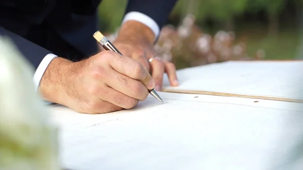 Υπογραφή στο μητρώο γάμος γαμπρός. — Φωτογραφία Αρχείου