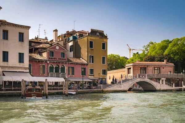 Історичні будівлі на березі Гранд-каналом у Венеції. — стокове фото
