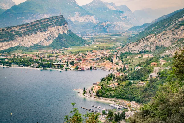 Panorama de Torbole, Lago de Garda, Italia . —  Fotos de Stock