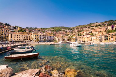 Porto Santo Stefano Köyü manzarası, İtalyan seyahat hedef.