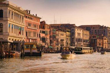 Grand canal Venedik Rialto Köprüsü altından gördüm gün batımında.