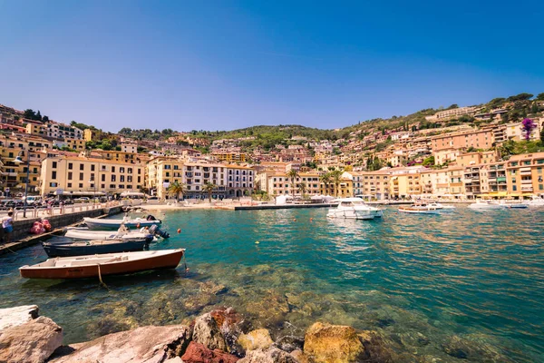 Porto Santo Stefano Köyü manzarası, İtalyan seyahat hedef.