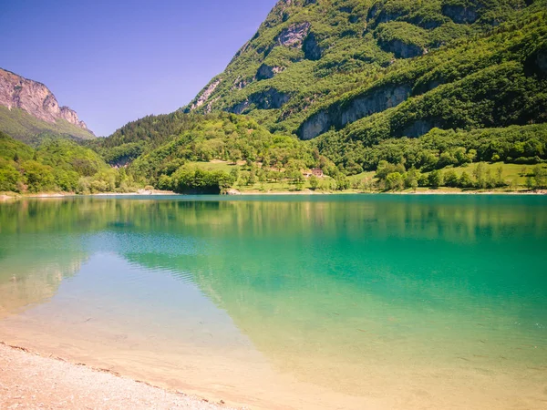 Lago Tenno cercado por alpes italianos . — Fotografia de Stock