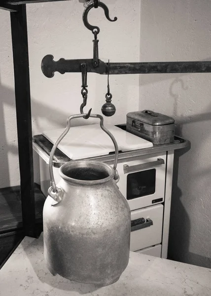 Contenedor de leche se pesa en una vieja choza . —  Fotos de Stock