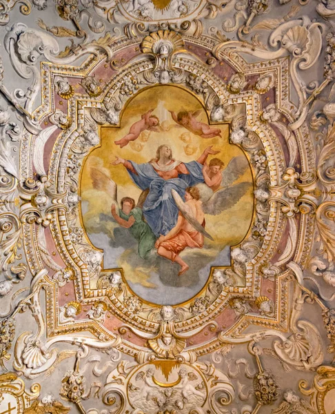 Живопись украшенный потолок древней христианской церкви . — стоковое фото