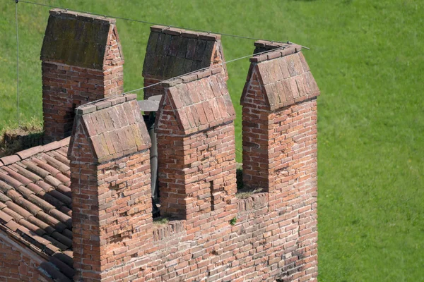 Dettagli dei merli di un castello medievale . — Foto Stock