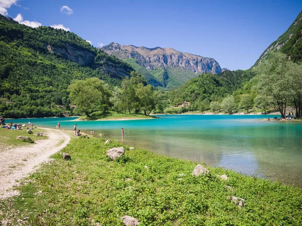 Olasz Alpok által körülvett tó Tenno. — Stock Fotó