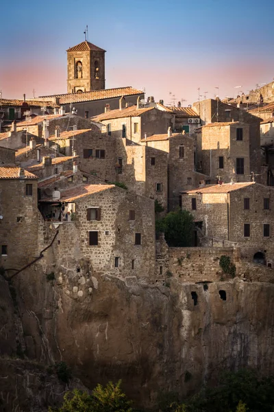 Pitigliano, een stad gebouwd op een rots van tufsteen, is één van de meeste beau — Stockfoto