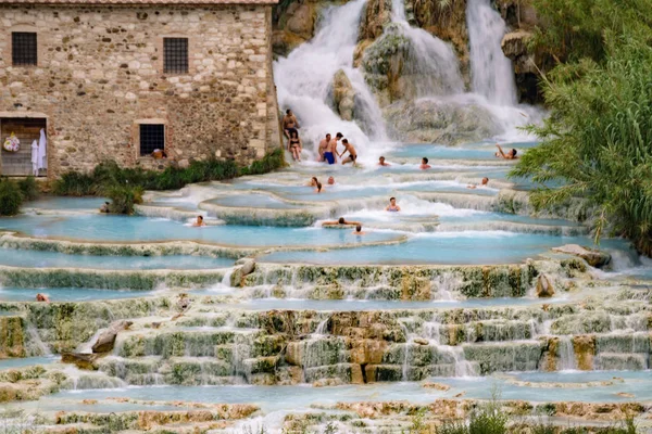 Natuurlijke spa met watervallen in Saturnia, Italië. — Stockfoto