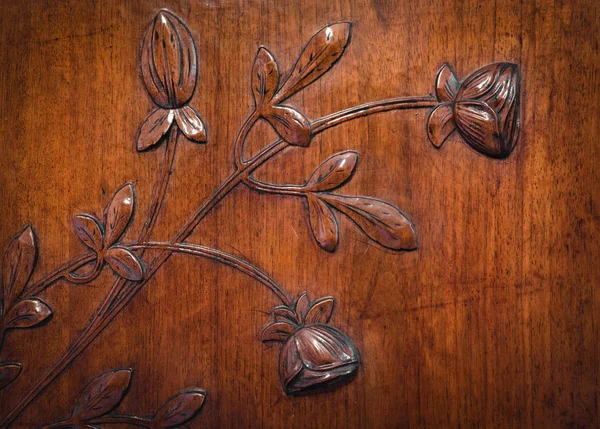 Hojas y flores talladas en la madera . — Foto de Stock