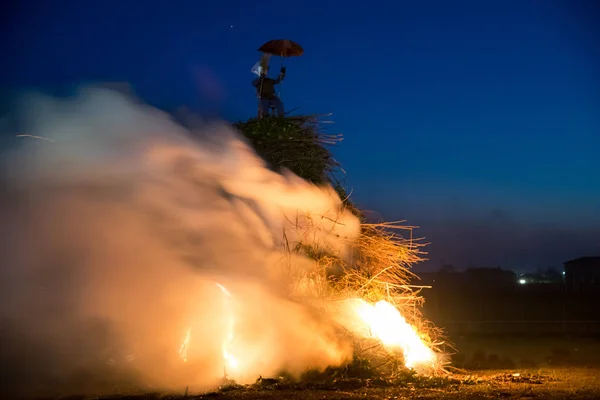 Typická ohňů na italském venkově, na který se umístí — Stock fotografie
