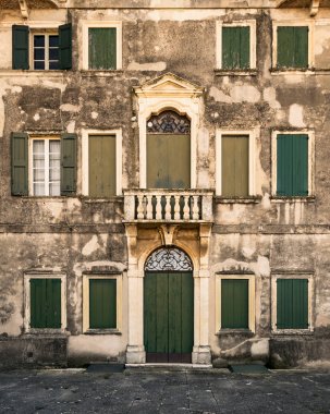 Eski terk edilmiş İtalyan bir villa bir cephe.