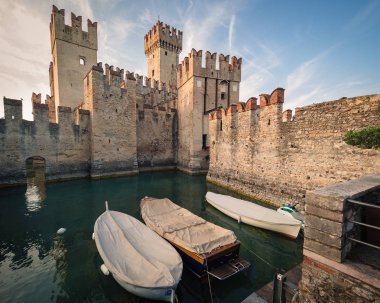 Garda Gölü Ve yakınındaki Sirmione'da Scaliger Castle (13. yüzyıl)