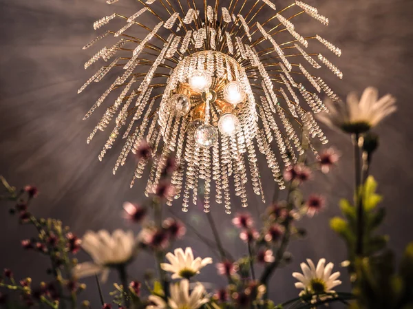 Lustre en cristal et fleurs artificielles . — Photo