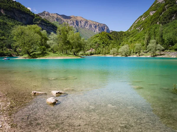 Lago Tenno cercado por alpes italianos . — Fotografia de Stock