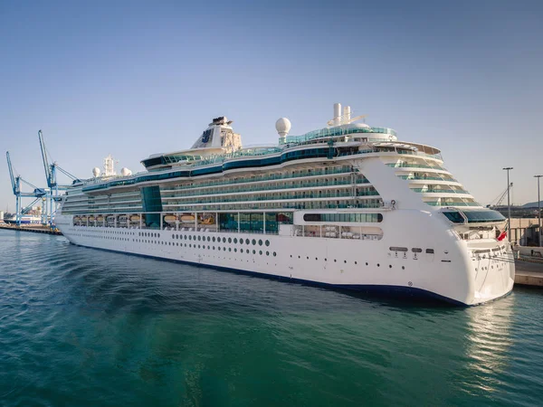 Lüks yolcu gemisi Civitavecchia limanından, çoğu alma demirledi