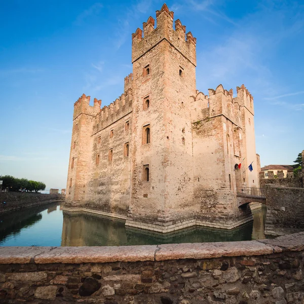 Castillo Scaliger (siglo XIII) en Sirmione en el lago Garda cerca de Ve — Foto de Stock