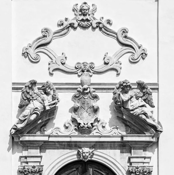 Stone änglar på fasaden av en medeltida kyrka. — Stockfoto