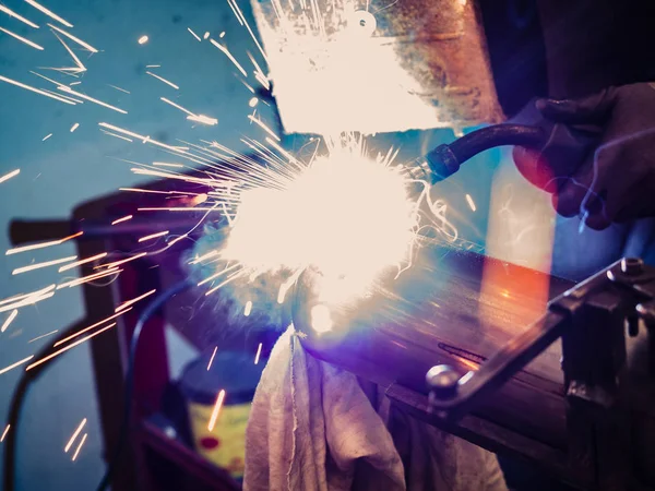 Bir atölyede makine kaynak teli kullanımı.
