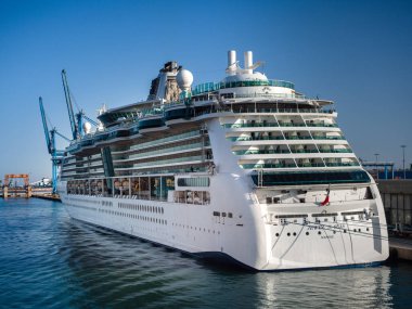 Lüks yolcu gemisi Civitavecchia limanından, çoğu alma demirledi