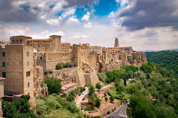 Pitigliano, miasto, zbudowane na tufu wulkanicznego, jest jednym z najbardziej beau — Zdjęcie stockowe