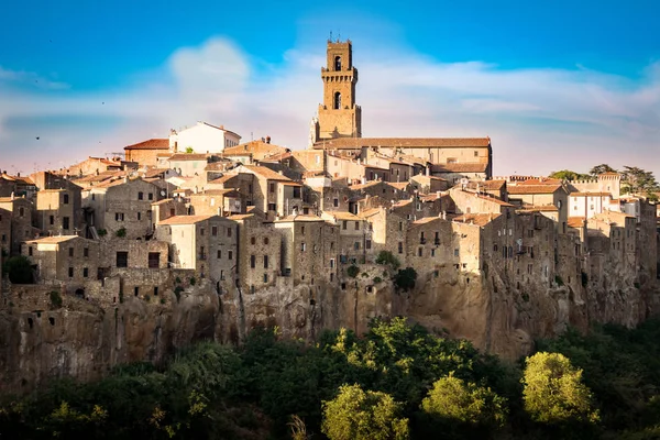 Pitigliano, miasto, zbudowane na tufu wulkanicznego, jest jednym z najbardziej beau — Zdjęcie stockowe