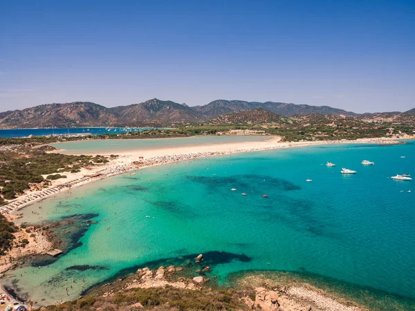 Mer transparente et turquoise à Porto Giunco, Sardaigne, Italie — Photo