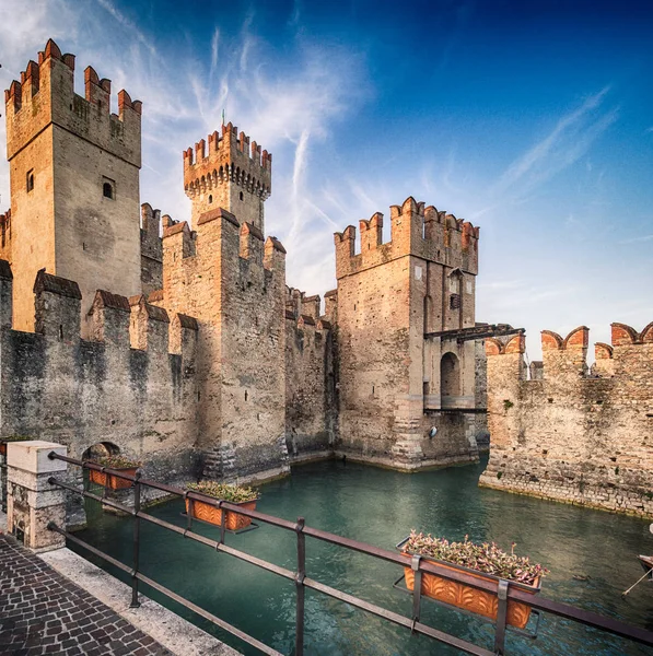 Scaliger Castle (13th century) in Sirmione on Garda lake near Ve — Stock Photo, Image