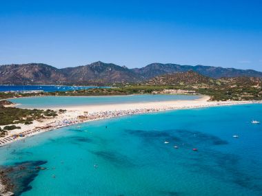 Şeffaf ve turkuaz denizde Porto Giunco, Sardunya, İtalya