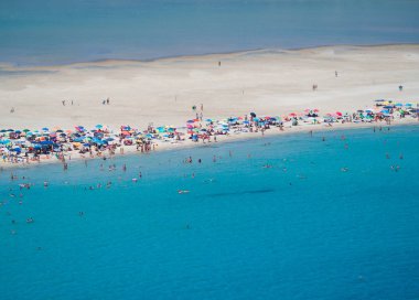 Şeffaf ve turkuaz denizde Porto Giunco, Sardunya, İtalya