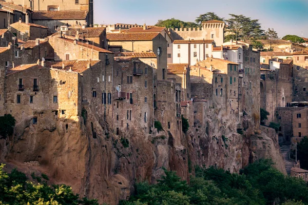 Pitigliano, uma cidade construída sobre uma rocha de tufo, é um dos mais belos — Fotografia de Stock