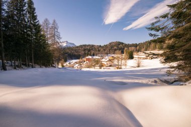 taze karla kaplı dağlar.
