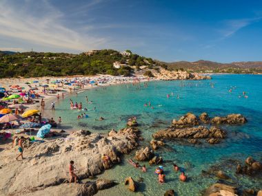 Porto Giunco, Villasimius şeffaf ve turkuaz denizde. Sardes