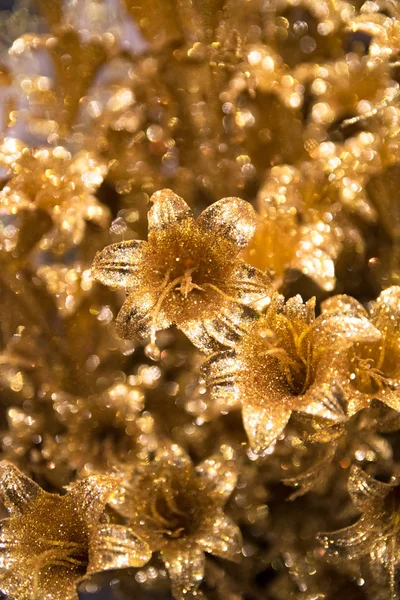 크리스마스 장식 위한 황금 인공 꽃. — 스톡 사진