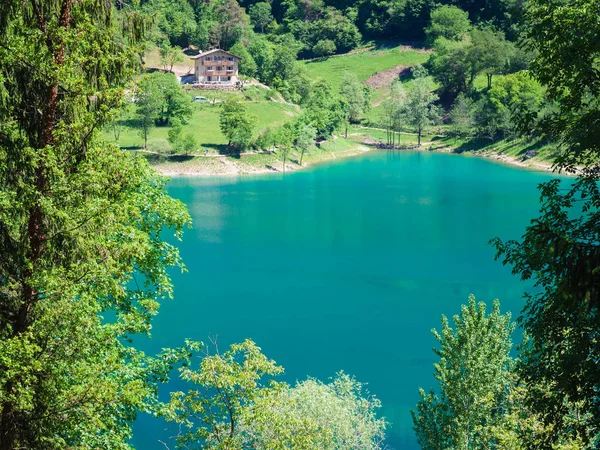 Lago Tenno rodeado de alpes italianos . — Foto de Stock