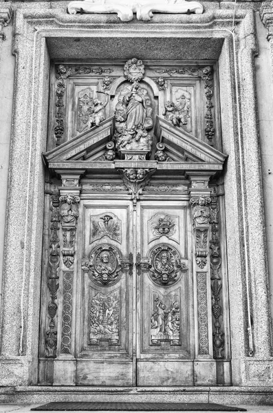 Esculpido portal de madeira . — Fotografia de Stock