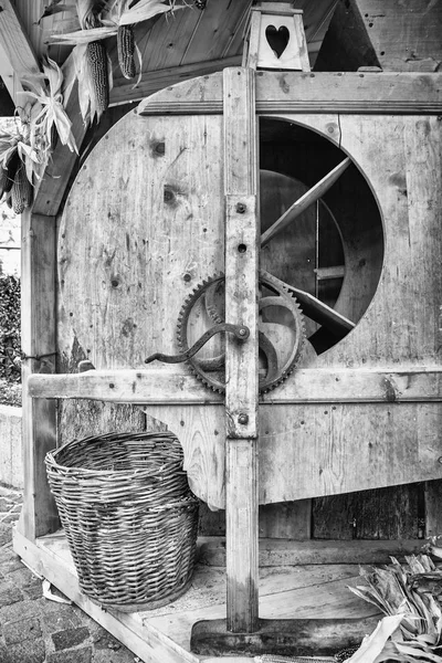 Manual machine used to shell the corn. — Stock Photo, Image