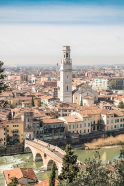 Verona Katedrali ve taş köprü havadan görünümü.