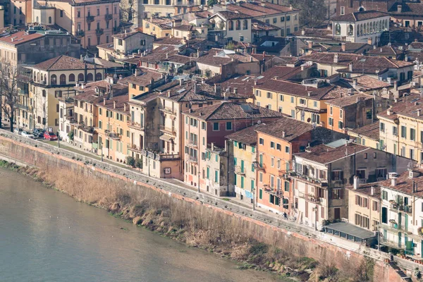Typické domy na břehu řeky Adige v Verona. — Stock fotografie
