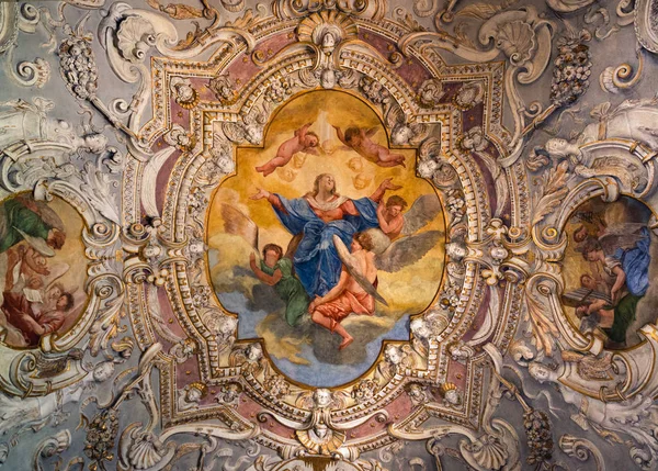 Pintura techo decorado de una antigua iglesia cristiana . — Foto de Stock