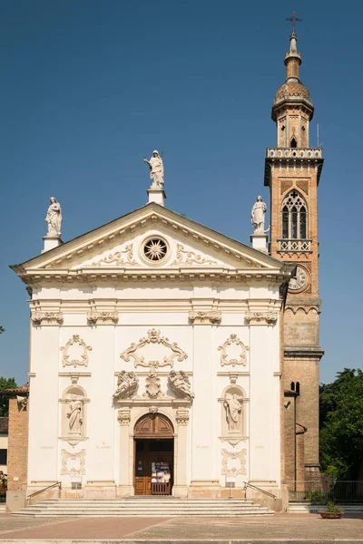 Iglesia de San Pedro y Pablo con fachada tallada que lleva la estadística — Foto de Stock