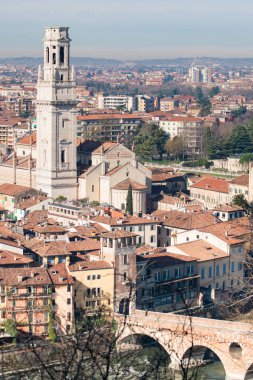 Verona Katedrali ve taş köprü havadan görünümü.