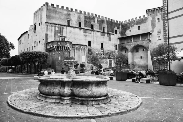 Piazza di Pitigliano, antico borgo di tufo in Toscana . — Foto Stock