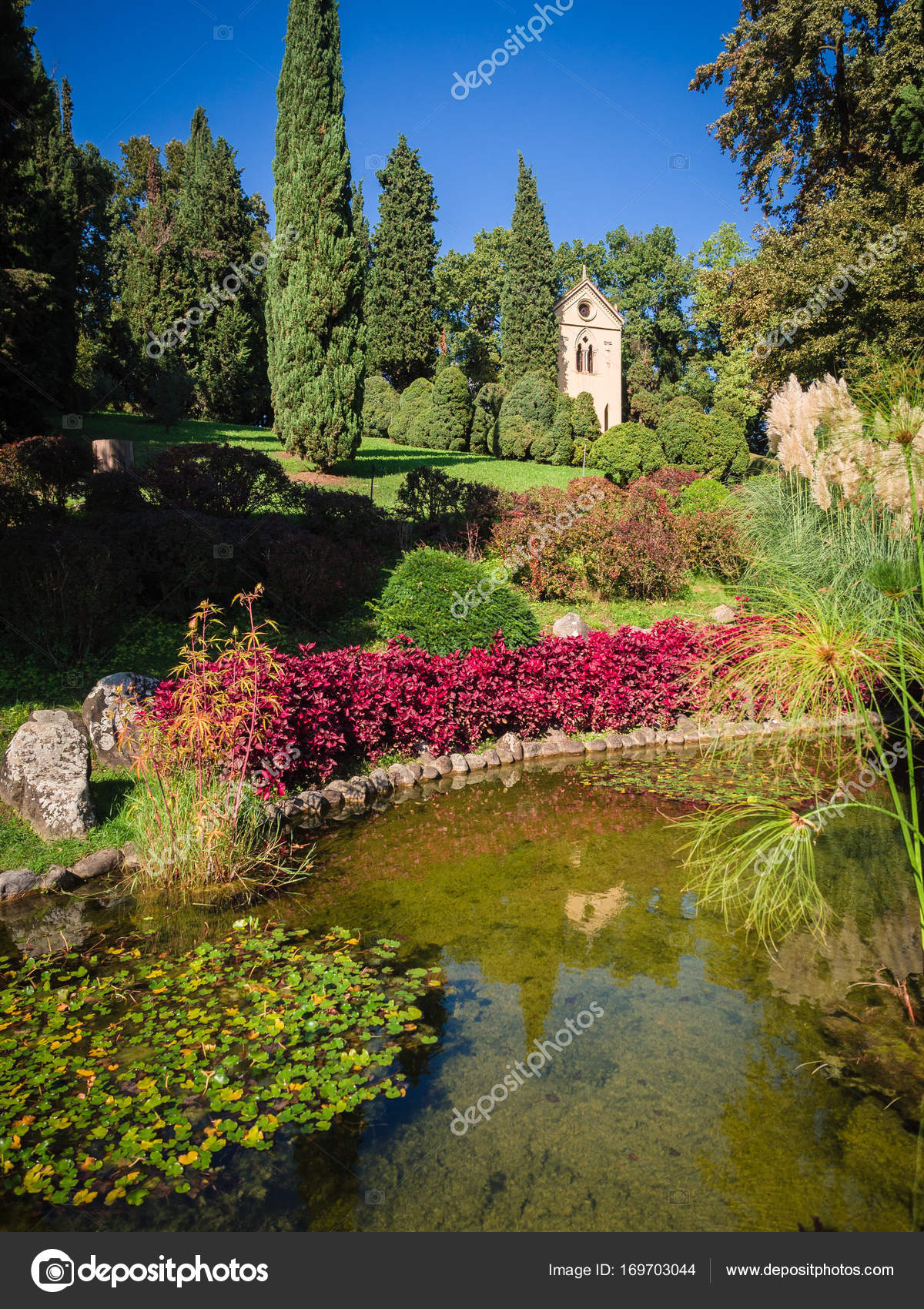 schone garten mit teich, schöner garten mit teich und kleine kirche — stockfoto © isaac74, Design ideen
